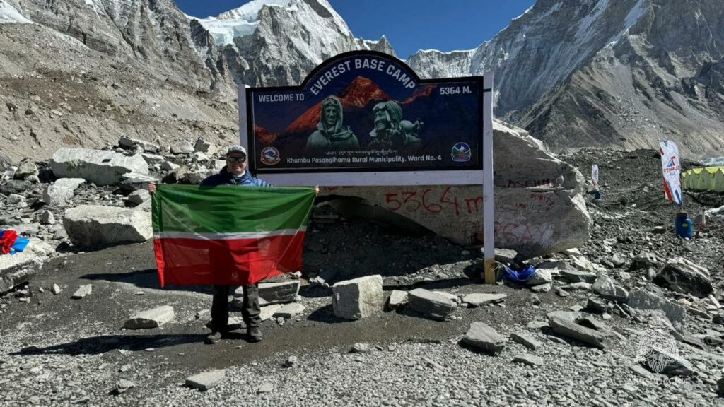 Пожарный из Казани посвятил восхождение на Эверест 375-летию пожарной охраны