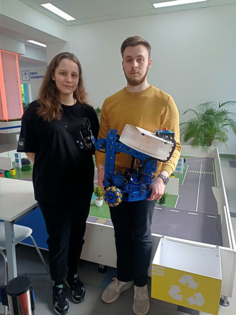 Разбирается и в отходах, и в дорожных знаках: казанские студенты создали умный мусоровоз