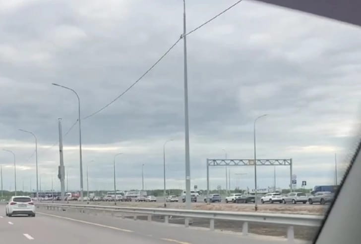 Канистра в помощь: казанцы на трассе М-12 тратят время и нервы в очередях к заправкам