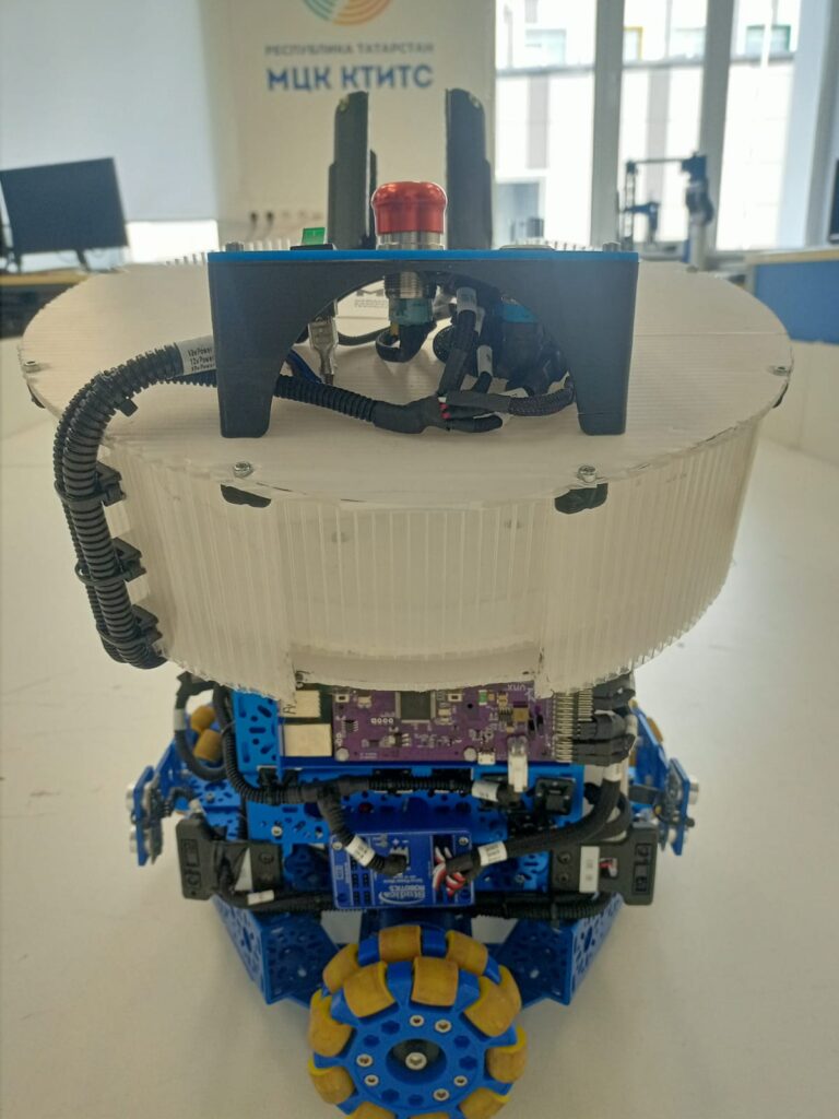 Разбирается и в отходах, и в дорожных знаках: казанские студенты создали умный мусоровоз