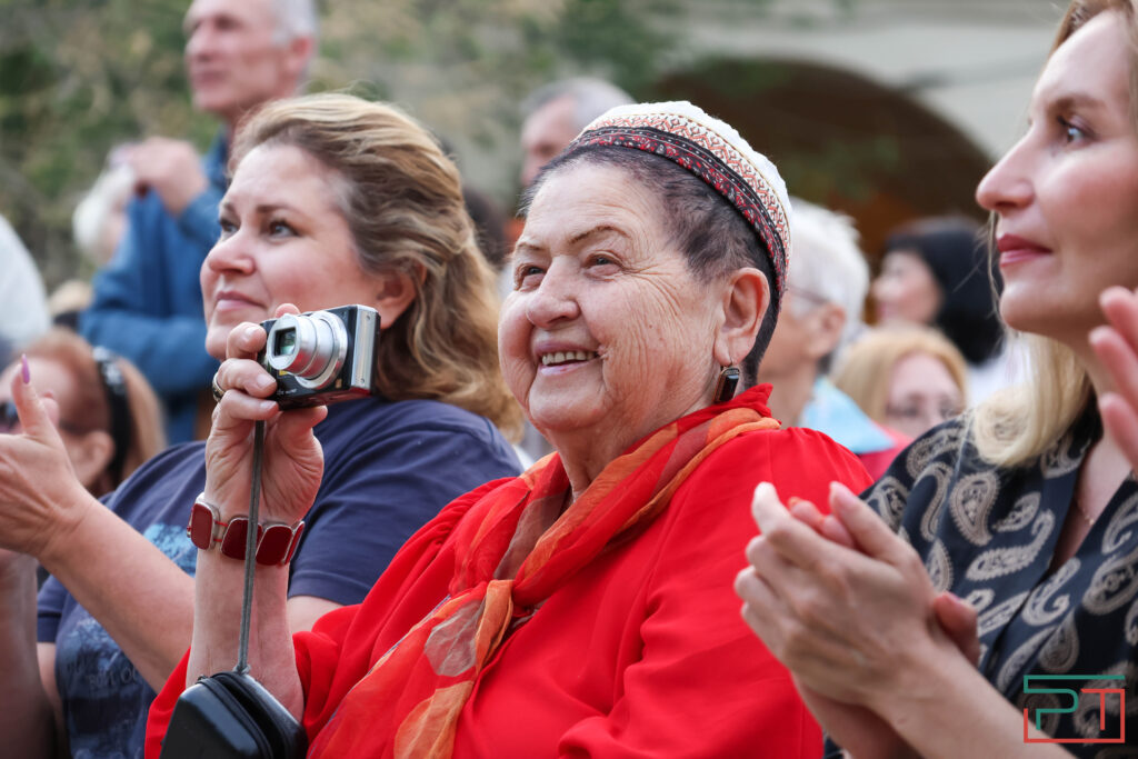 «Золотые хиты и необычная аранжировка» ВИА «Волга-Волга» открыл летний сезон Нацмузее РТ