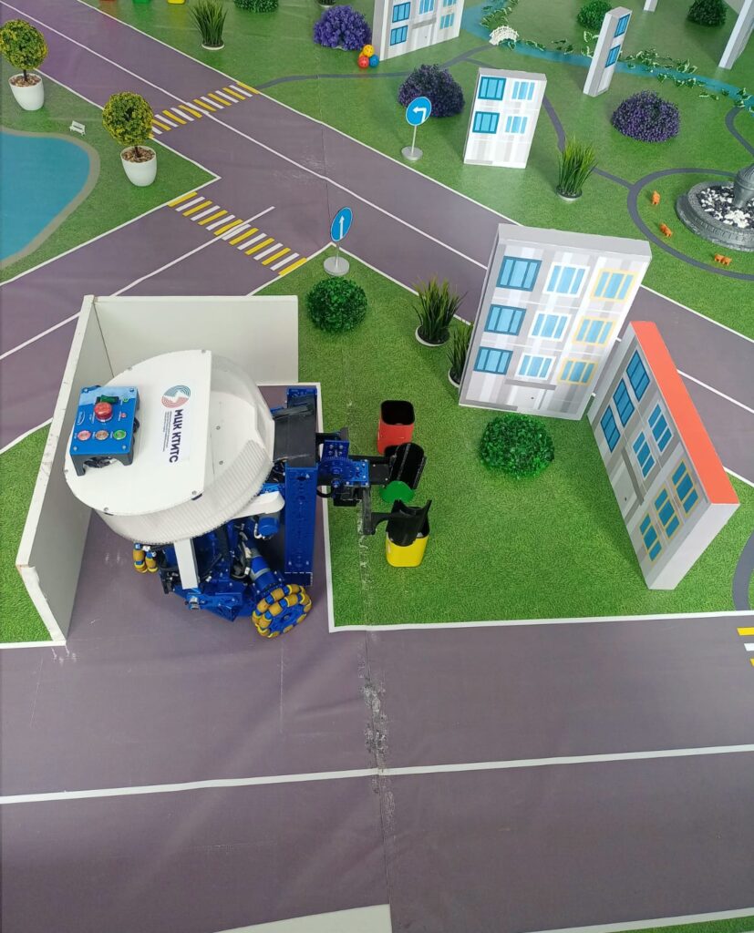 Разбирается и в отходах, и в дорожных знаках: казанские студенты создали умный мусоровоз