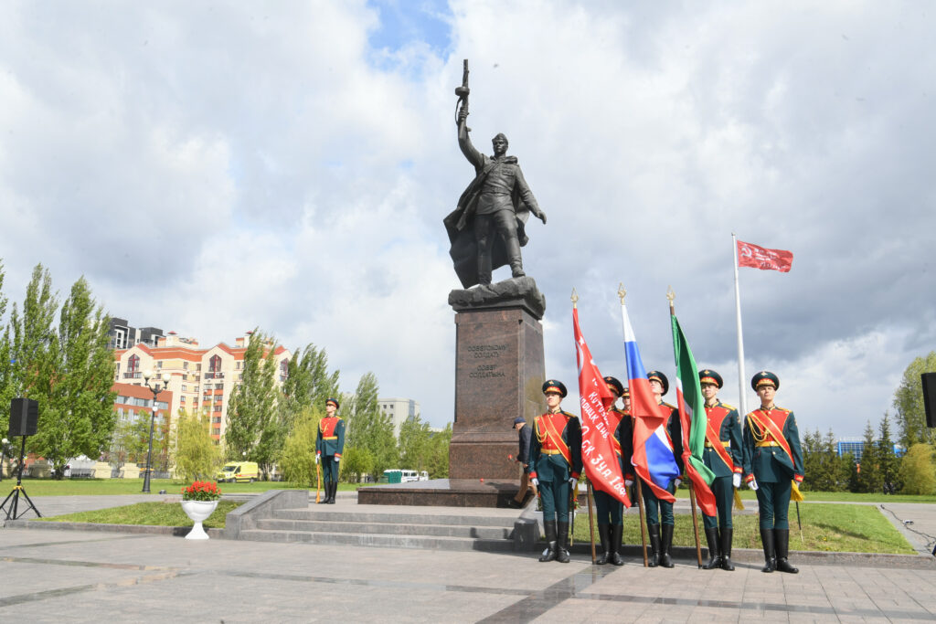 «Отстаиваем будущее, чтим ветеранов»: Татарстан встретил День Победы