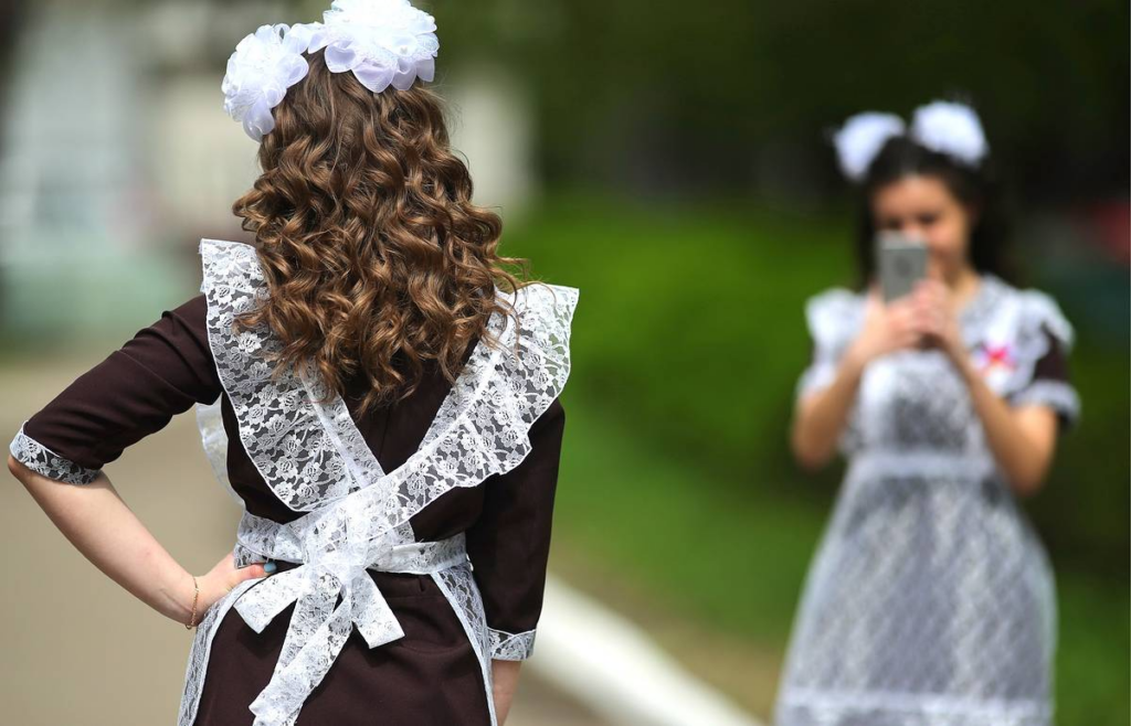 Платья покороче, фартуки попышней: школы Татарстана готовятся к «Последнему звонку»