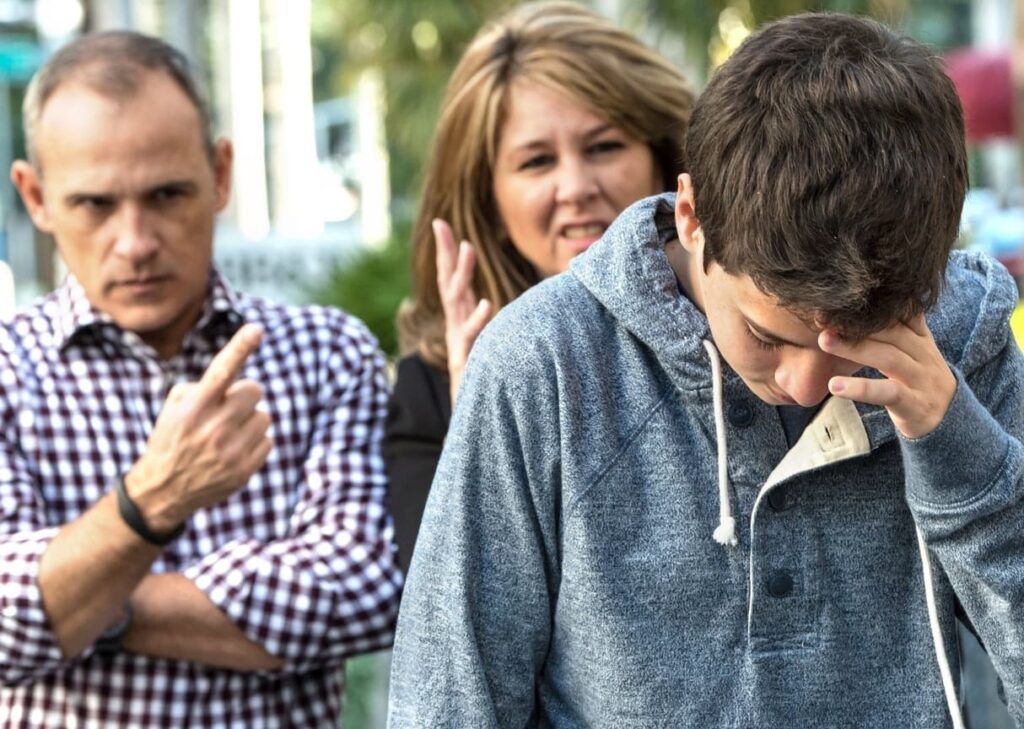 «Не сдашь экзамен – домой не приходи»: психологи в Татарстане спасают детей от родителей