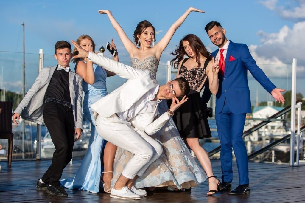 Лимузины не в тренде: в Татарстане празднуют школьные выпускные вечера