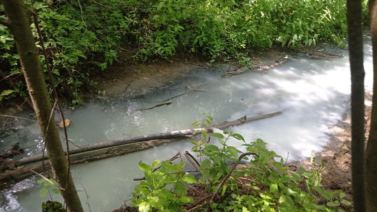 В Высокогорном районе Татарстана от загрязнения побелела река