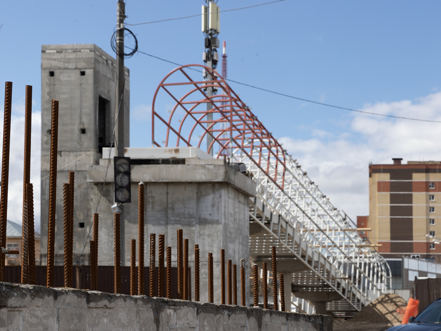 На Горьковском шоссе в Казани началась установка надземных пешеходных переходов