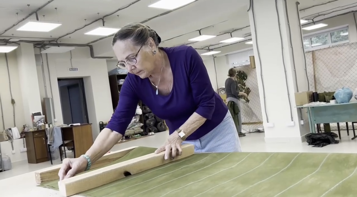 Жительницы нижнекамска смастерили 600 масксетей для бойцов СВО