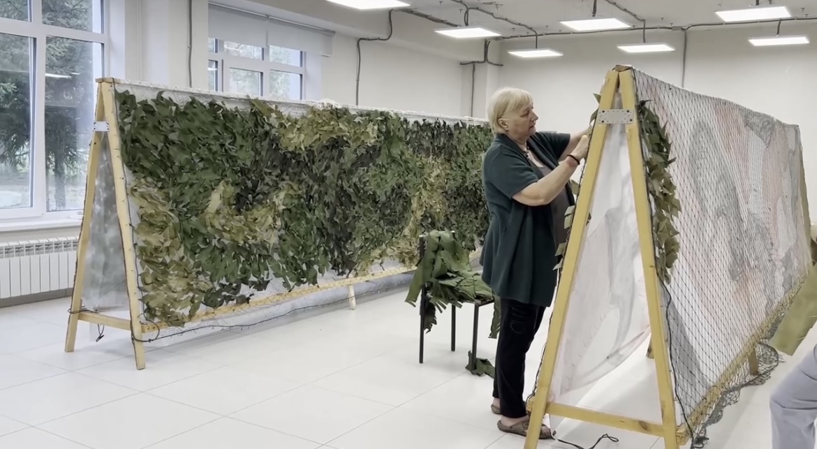 Жительницы нижнекамска смастерили 600 масксетей для бойцов СВО