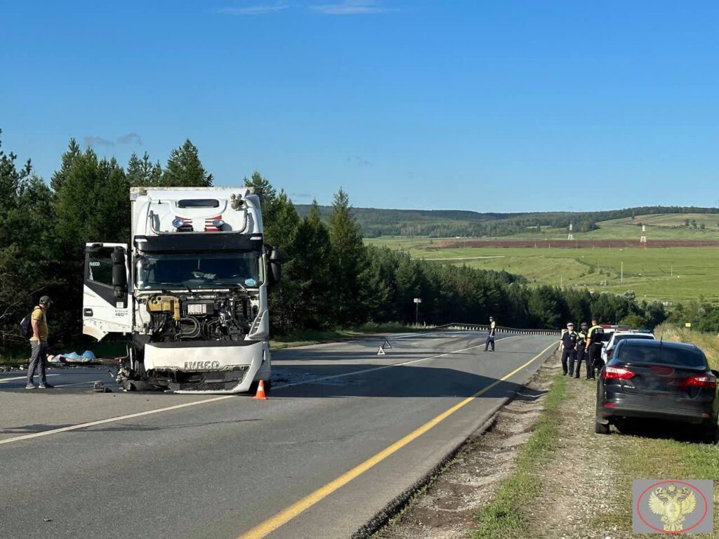 Три человека погибли в результате лобового столкновения фуры и легкового автомобиля в РТ