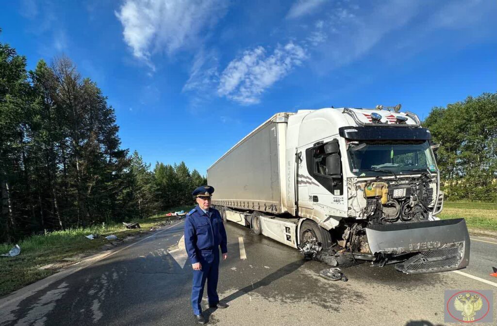Три человека погибли в результате лобового столкновения фуры и легкового автомобиля в РТ
