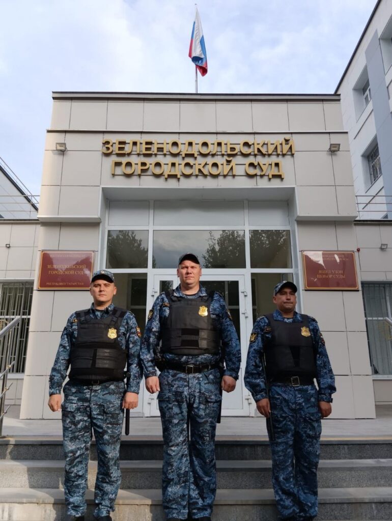 В Зеленодольский городской суд пытался проникнуть вооруженный ножами мужчина