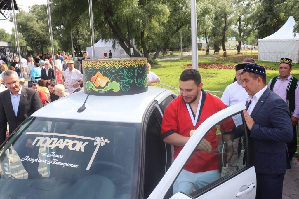 Борец из Татарстана стал абсолютным батыром Иртышского Сабантуя