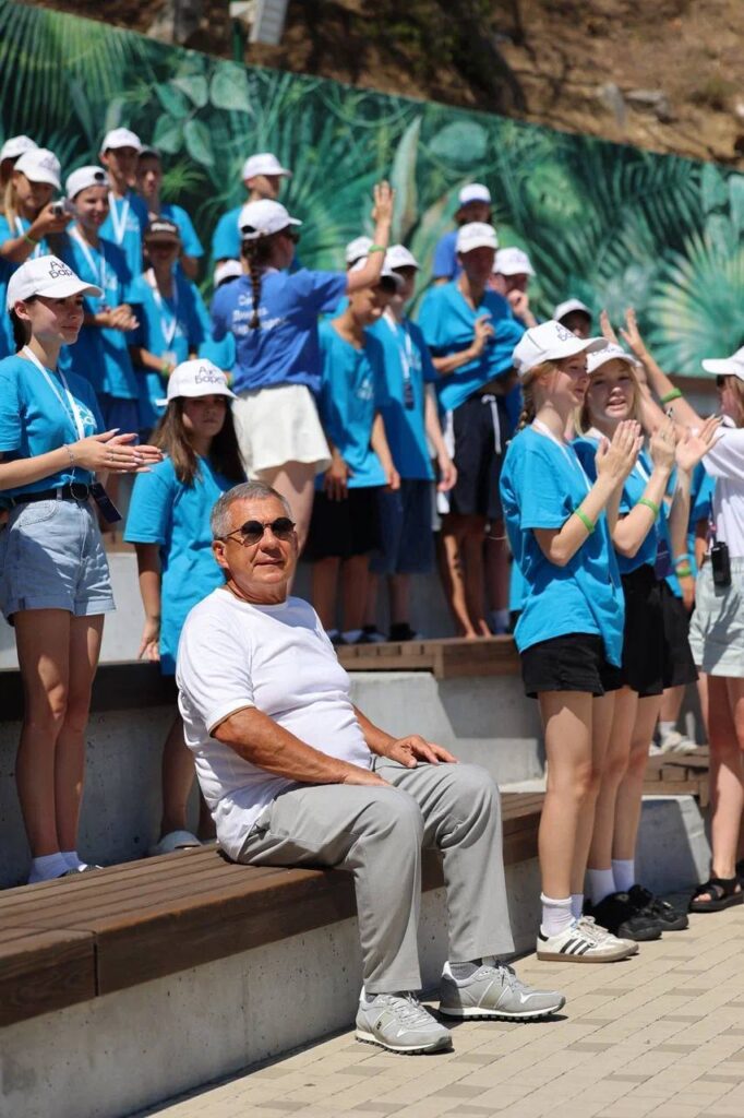 Минниханов посетил детский лагерь «Сэлэт-Ак Барс» в Форосе