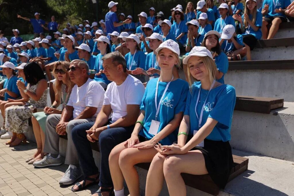 Минниханов посетил детский лагерь «Сэлэт-Ак Барс» в Форосе