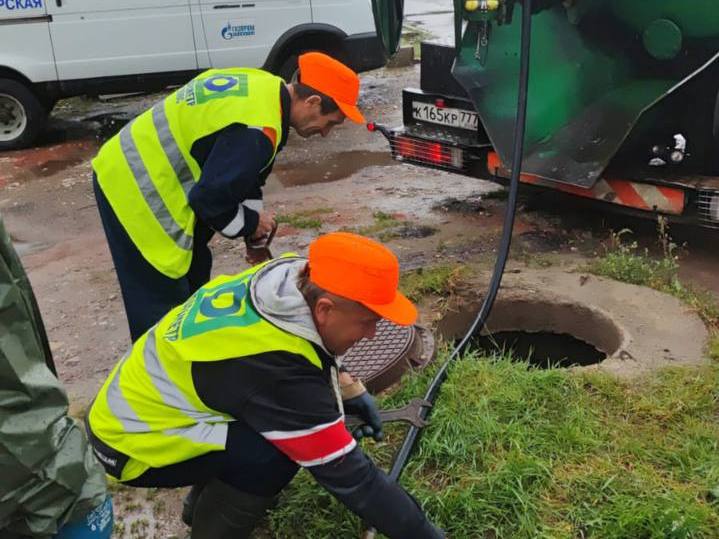 Казань готовится к новым дождям — в городе усиленно чистят ливневки
