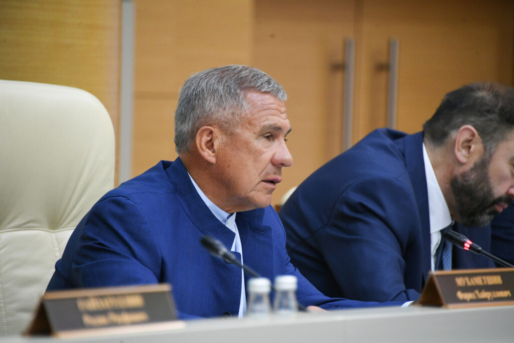 «С этими товарищами поговорить серьезно»: Раис РТ поручил взяться за должников по налогам