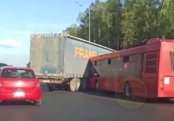 Автобус врезался в фуру в казанском Залесном