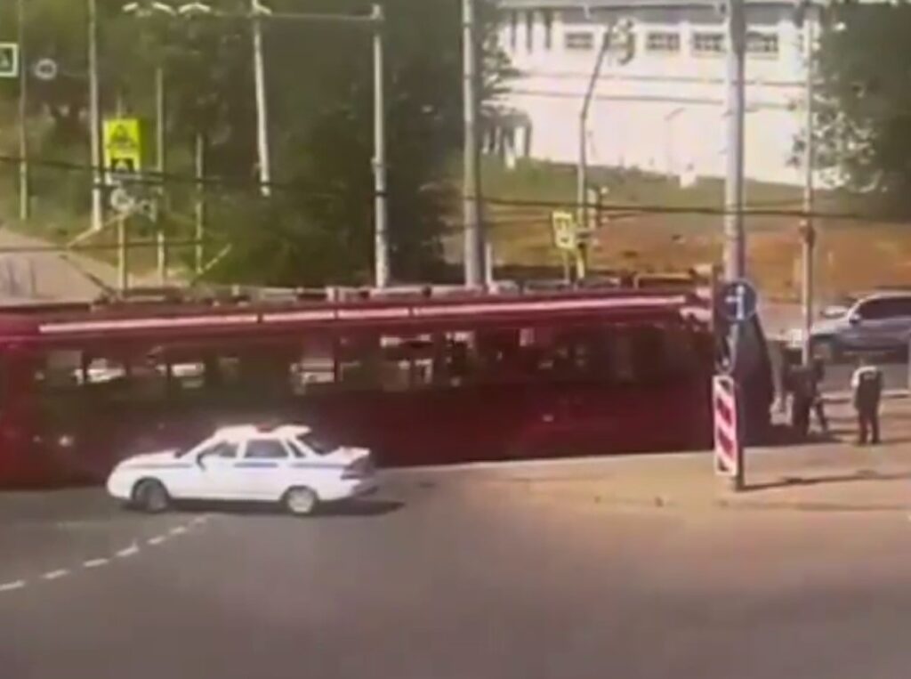 Автоинспекторы Казани спасли пассажиров из обесточенного трамвая