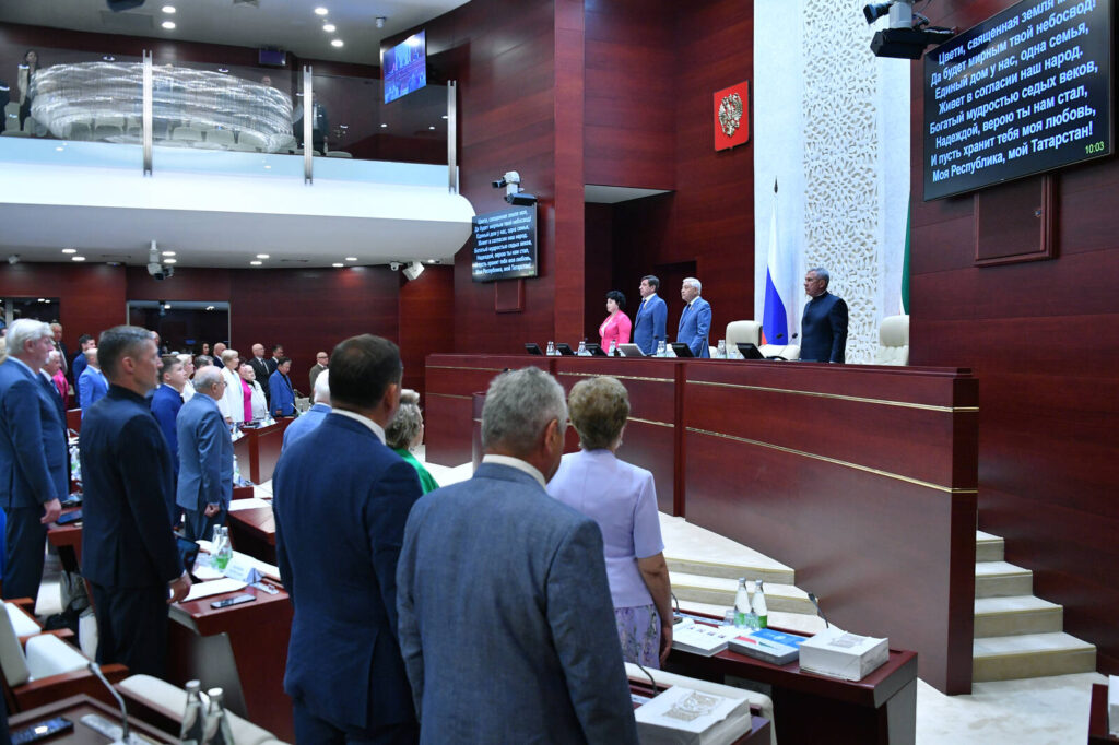 «Несмотря на все вызовы»: депутаты Госсовета Татарстана завершили пятилетку ударно