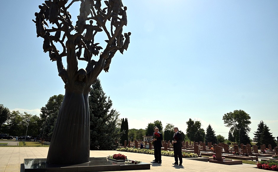 Путин посетил мемориальное кладбище «Город ангелов» в Беслане