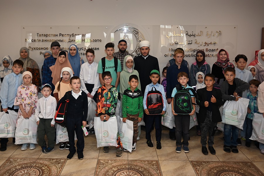 ДУМ РТ помогло собраться в школу 100 детям республики
