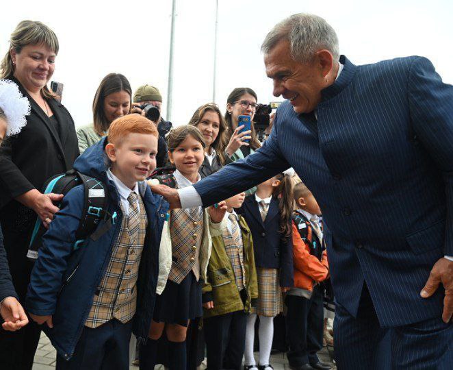 Рустам Минниханов вручил портфели будущим первоклассникам