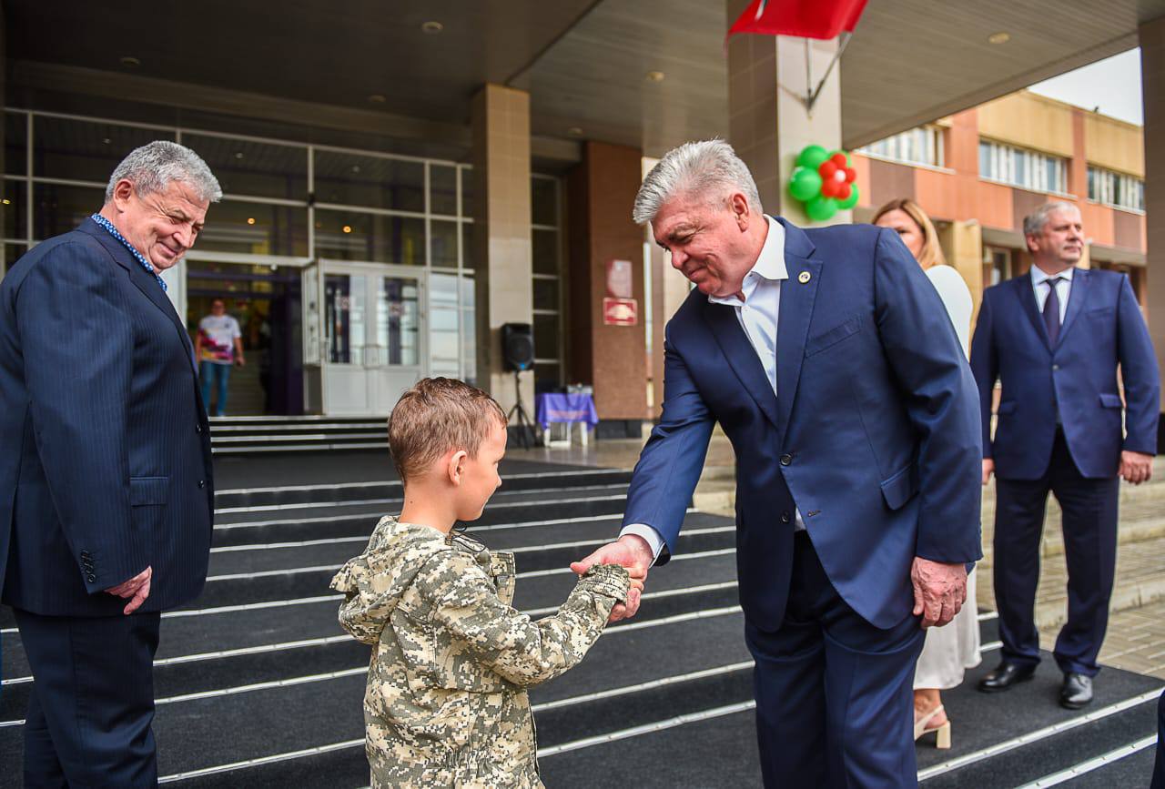 Мэр Челнов встретился с первоклассниками, чьи отцы служат в зоне СВО