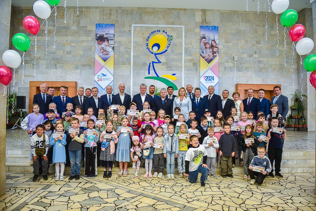 Мэр Челнов встретился с первоклассниками, чьи отцы служат в зоне СВО