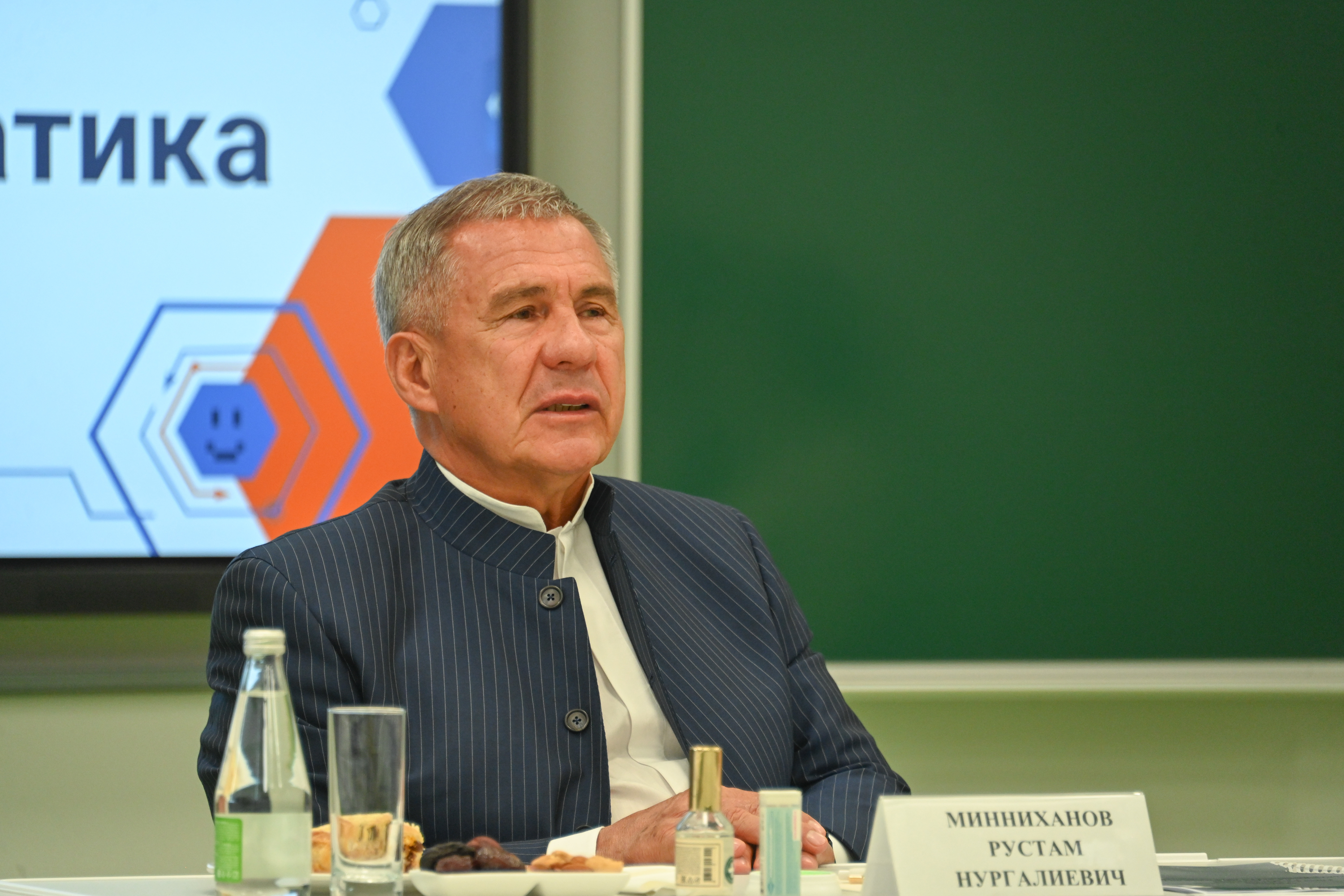 «Стыд и позор»: Раис Татарстана раскритиковал школы, где медалисты провалили ЕГЭ