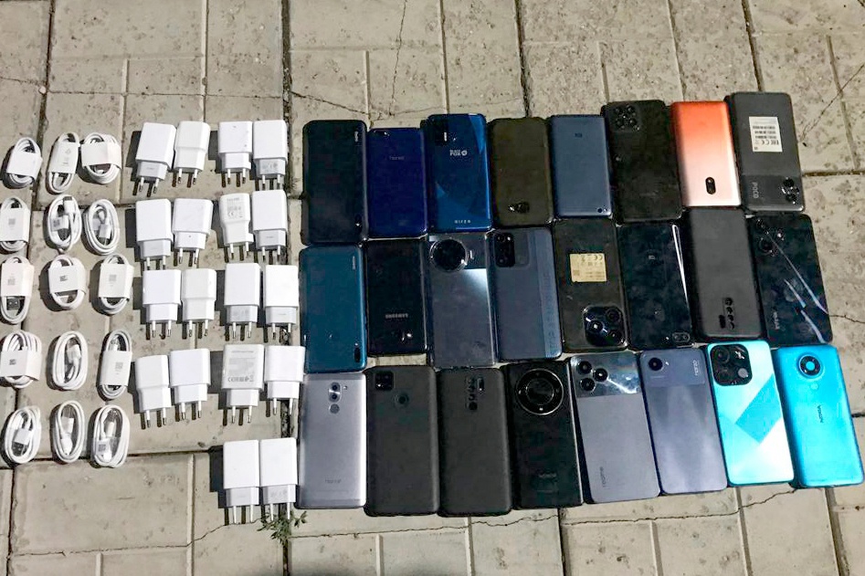 В двери автомобиля Mazda пытались провезти 24 телефона в альметьевскую колонию