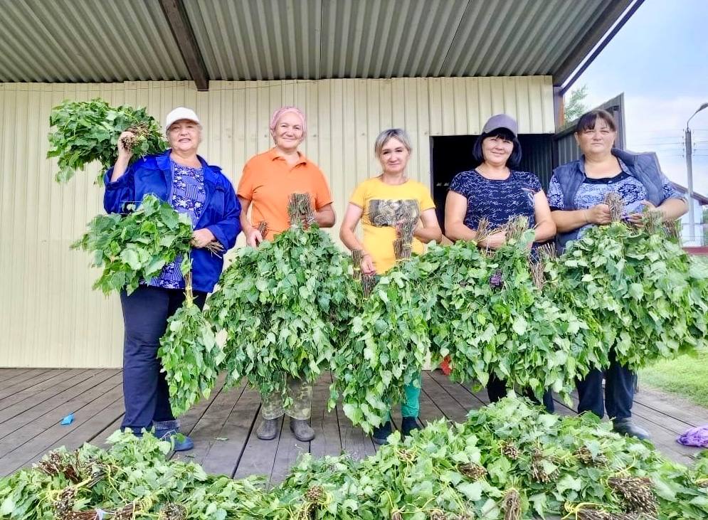 Жители нижнекамских сел заготовили для бойцов СВО травяные сборы и банные веники