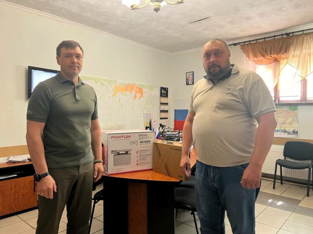 Вице-премьер Татарстана передал оргтехнику администрации Лисичанска