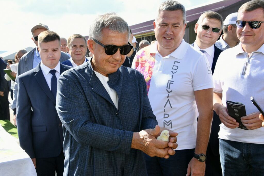 Минниханов опубликовал фото и видео с цыплятами