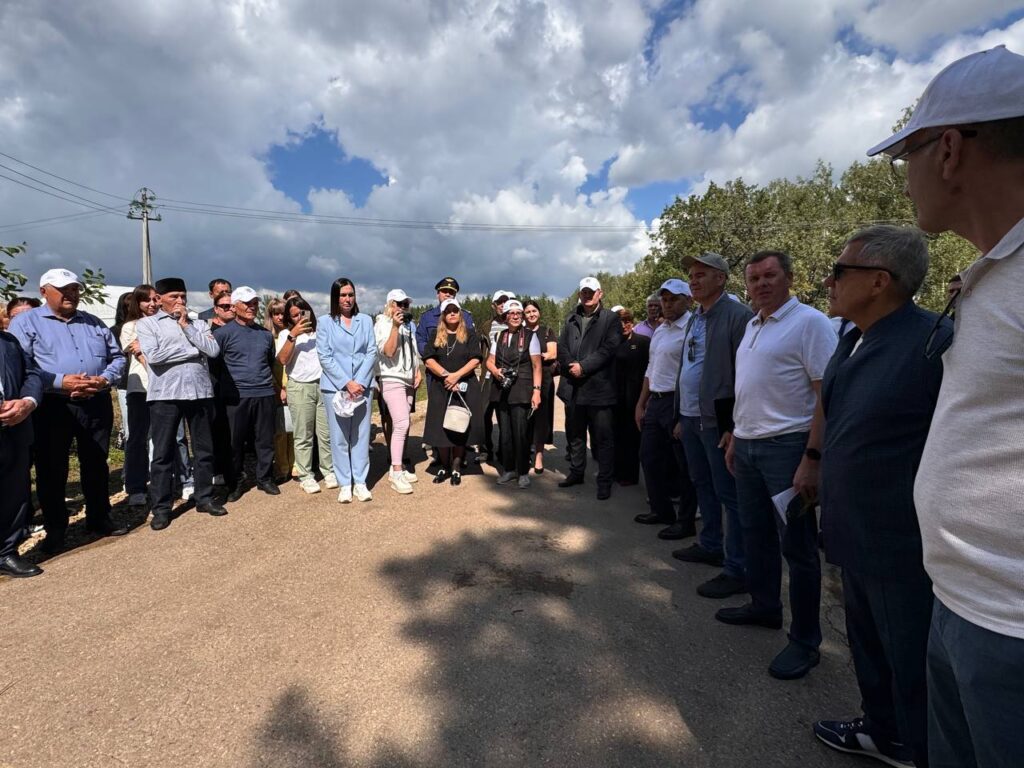 Минниханов на вертолете облетел поля Ютазинского района