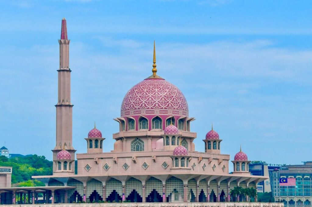 Минниханов поделился видами малазийской мечети Путра