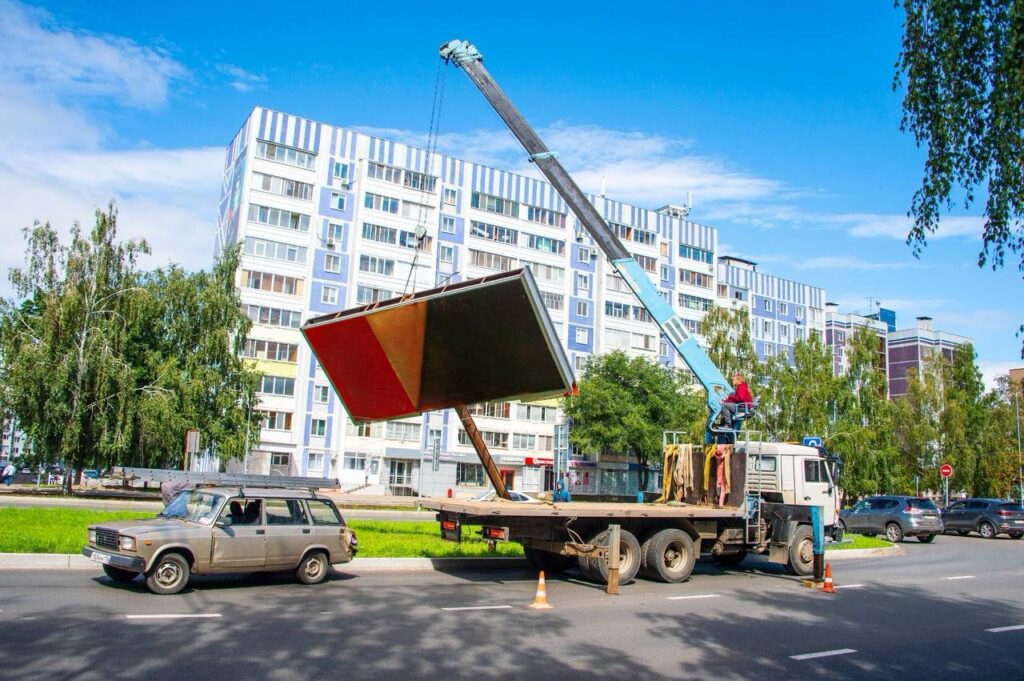 В Нижнекамске сносят незаконно установленные билборды