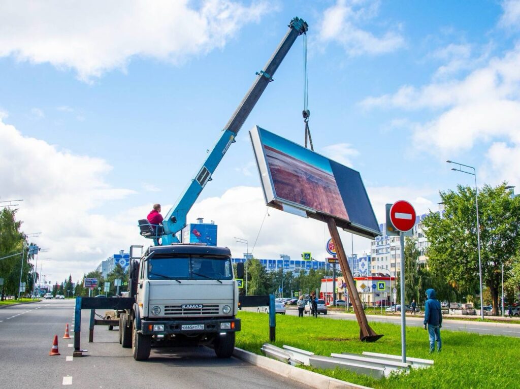 В Нижнекамске сносят незаконно установленные билборды