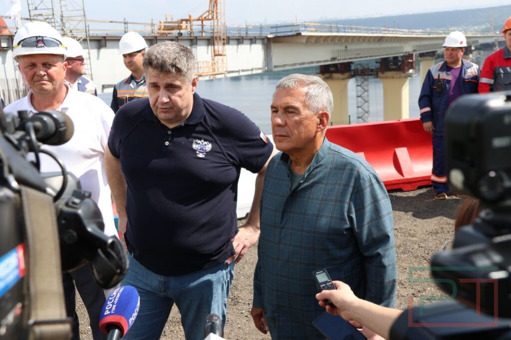 Минниханов осмотрел строящийся мост через Каму