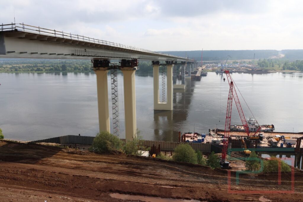 Минниханов осмотрел строящийся мост через Каму