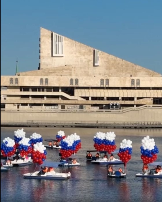 На озере Кабан в Казани прошел романтичный флешмоб в честь Дня флага России