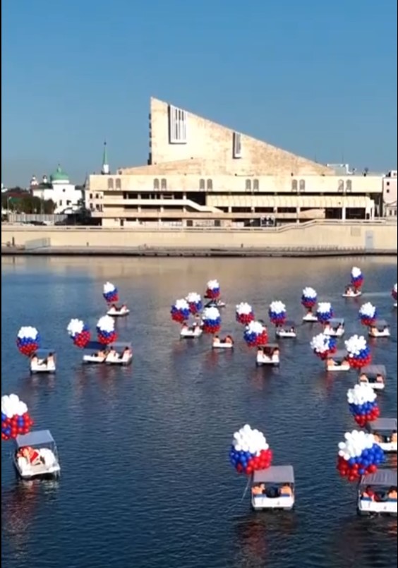 На озере Кабан в Казани прошел романтичный флешмоб в честь Дня флага России