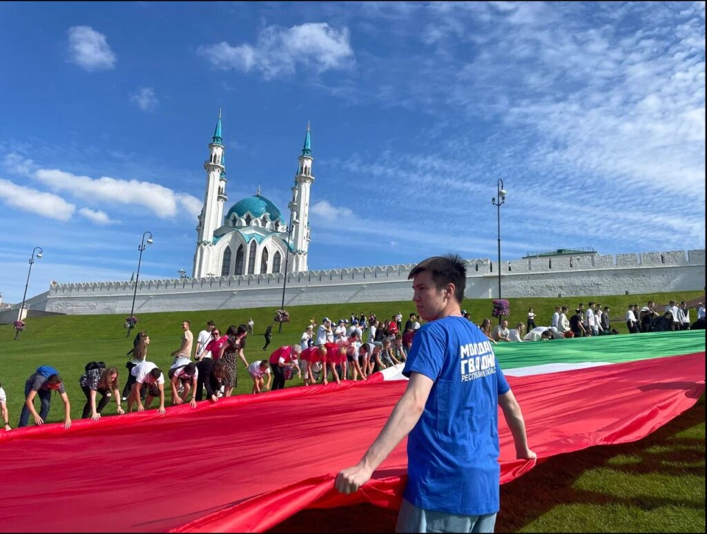 У Казанского Кремля более 200 человек развернули самый большой флаг Татарстана