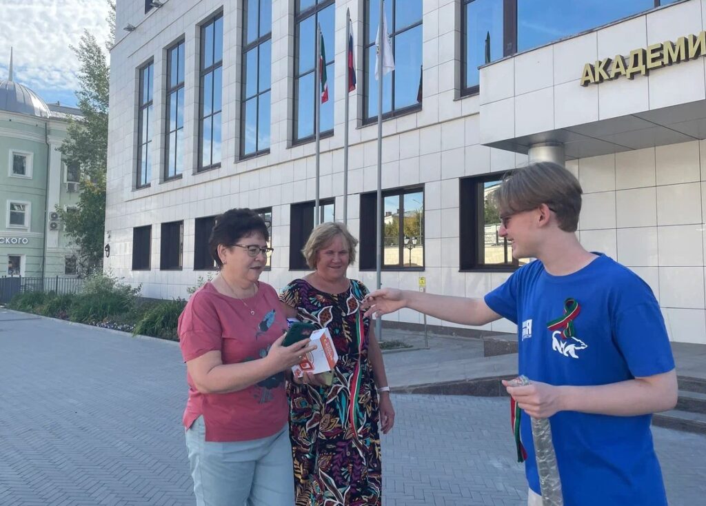 Молодогвардейцы раздали в Казани ленты с триколором Татарстана