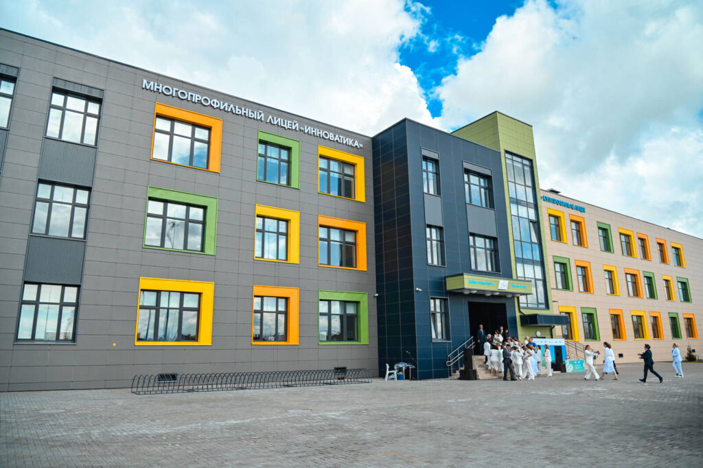 Рустам Минниханов посетил новый лицей «Инноватика» в селе Усады
