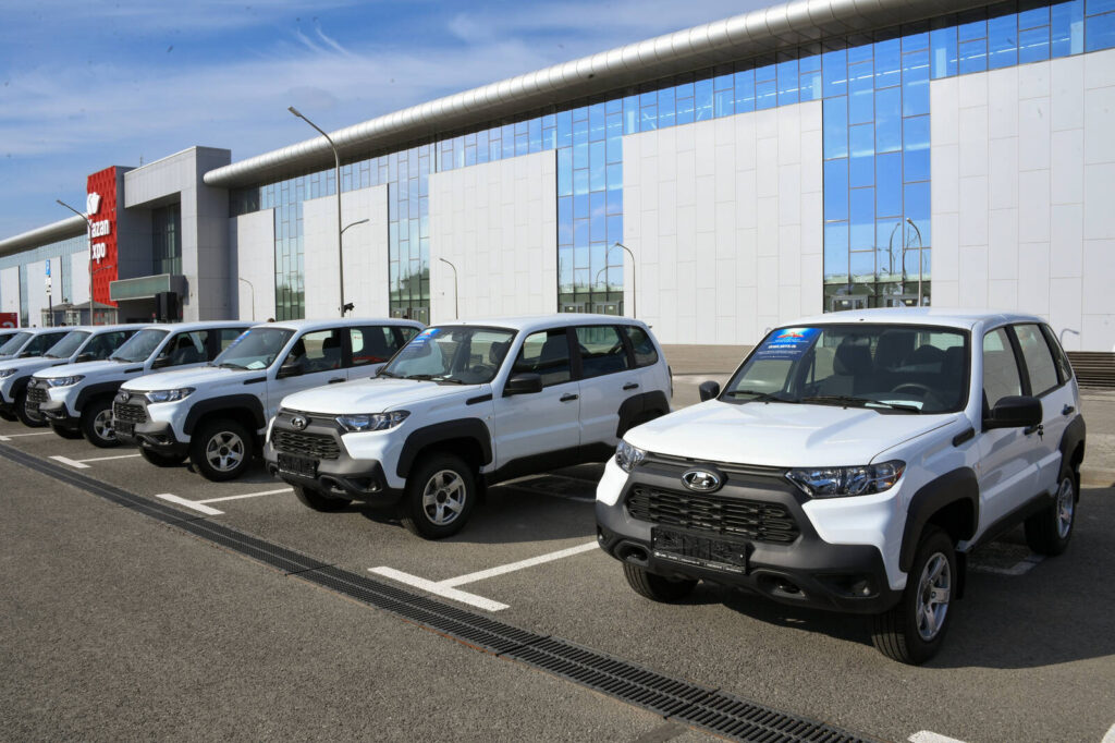 Минниханов вручил ключи от автомобилей победителям конкурса среди муниципалитетов