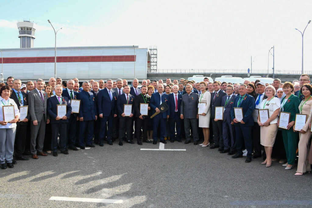 Минниханов вручил ключи от автомобилей победителям конкурса среди муниципалитетов