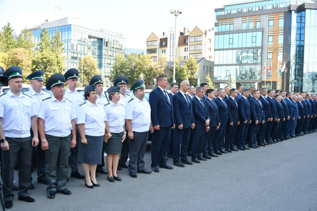 Минниханов вручил ключи от новых авто представителям учреждений ветеринарии Татарстана