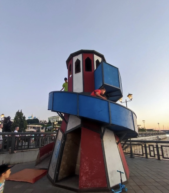 Прокуратура Вахитовского района обнаружила нарушения на детской площадке Кремлевской набережной